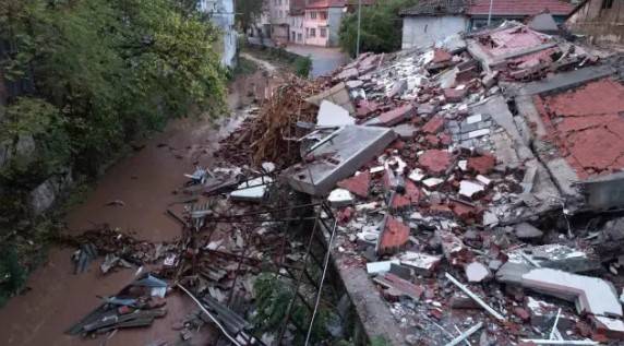 Sındırgı'daki deprem korkuttu: Yıkım gün ağarınca ortaya çıktı! 2