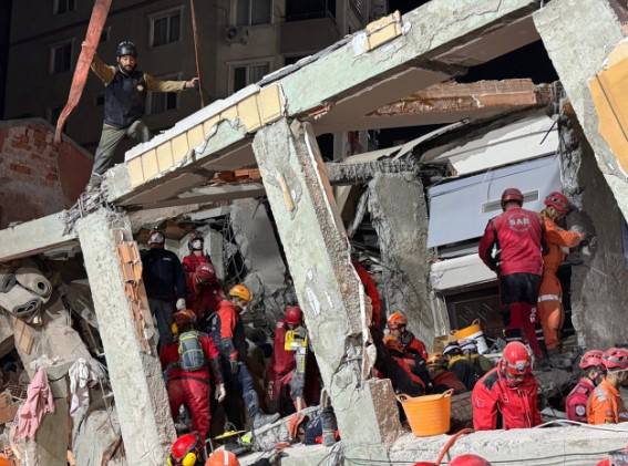 Gebze'de bir aile yok oldu: Enkaz arama çalışmalarında anne ve babanın da cansız bedenlerine ulaşıldı 9