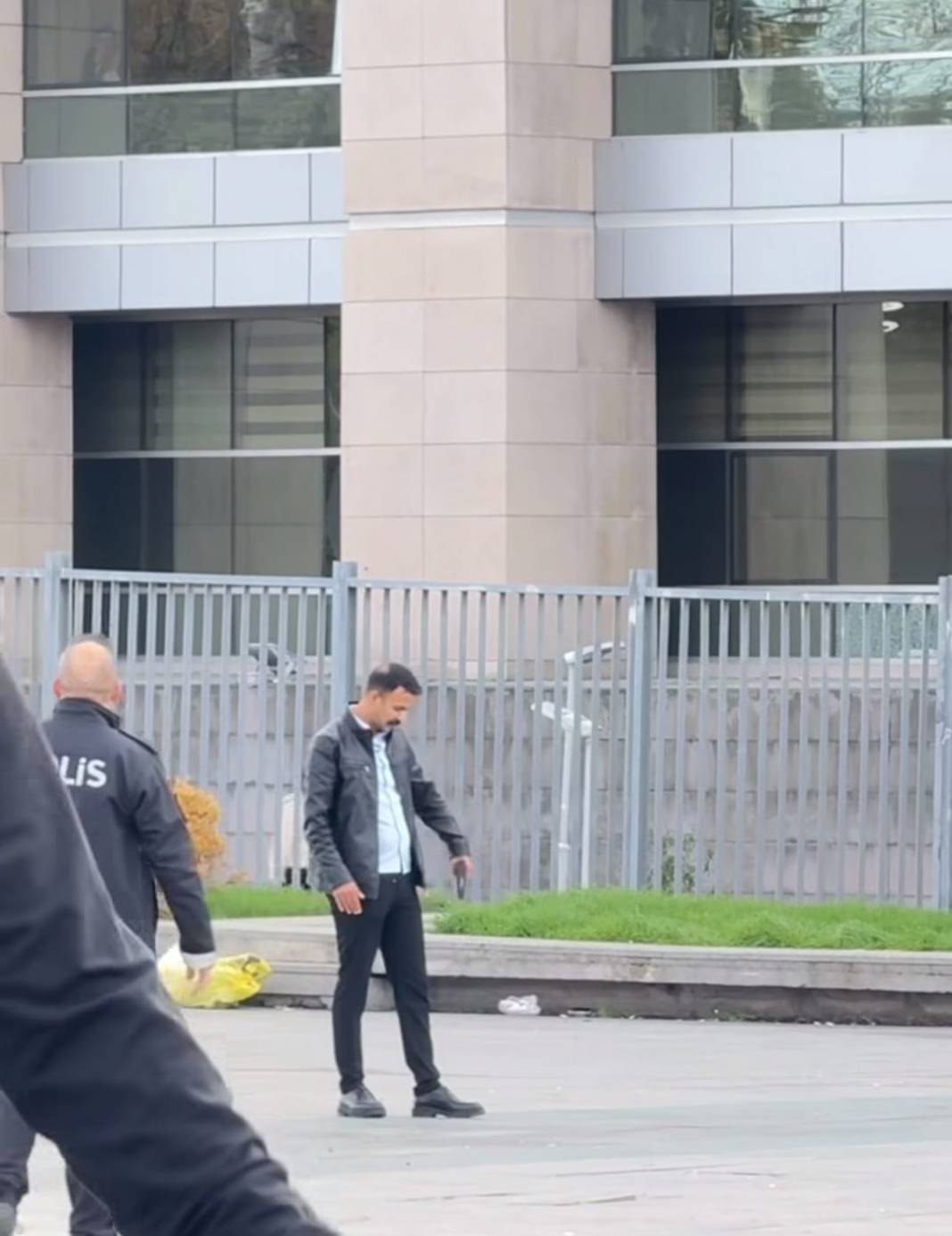Çağlayan'da hareketli dakikalar: İstanbul Adalet Sarayı önünde başına silah dayadı ve ateş etti! 3