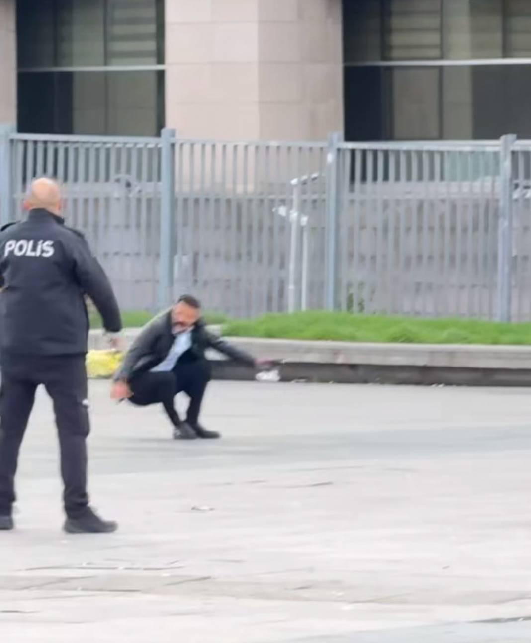 Çağlayan'da hareketli dakikalar: İstanbul Adalet Sarayı önünde başına silah dayadı ve ateş etti! 6