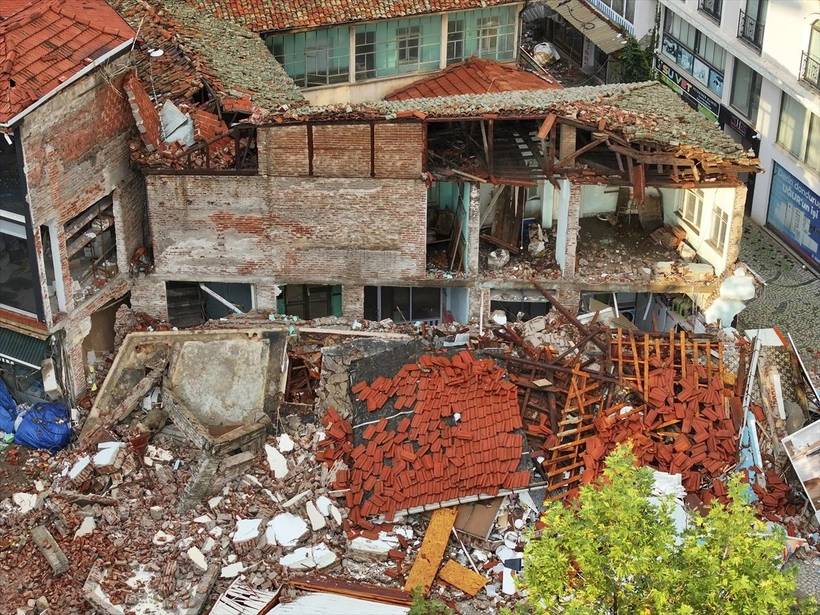 6.1 Sındırgı depremi sonrası depremin etkileri gün ağırınca ortaya çıktı 9