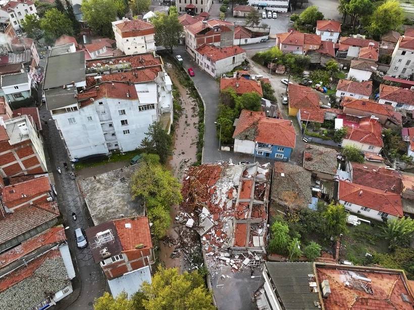 6.1 Sındırgı depremi sonrası depremin etkileri gün ağırınca ortaya çıktı 11