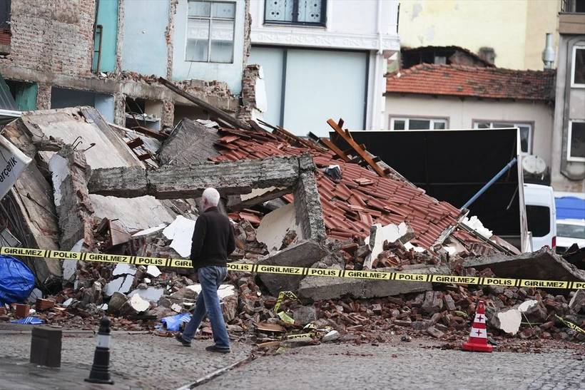 6.1 Sındırgı depremi sonrası depremin etkileri gün ağırınca ortaya çıktı 6