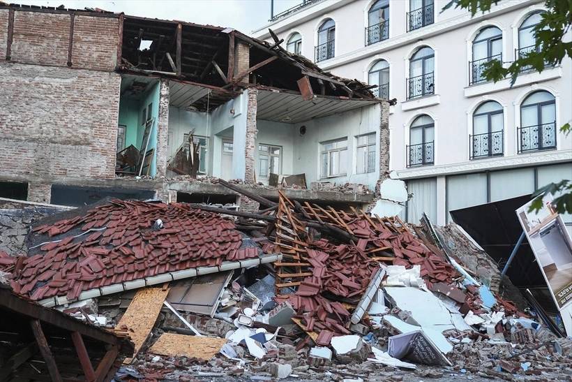 6.1 Sındırgı depremi sonrası depremin etkileri gün ağırınca ortaya çıktı 7