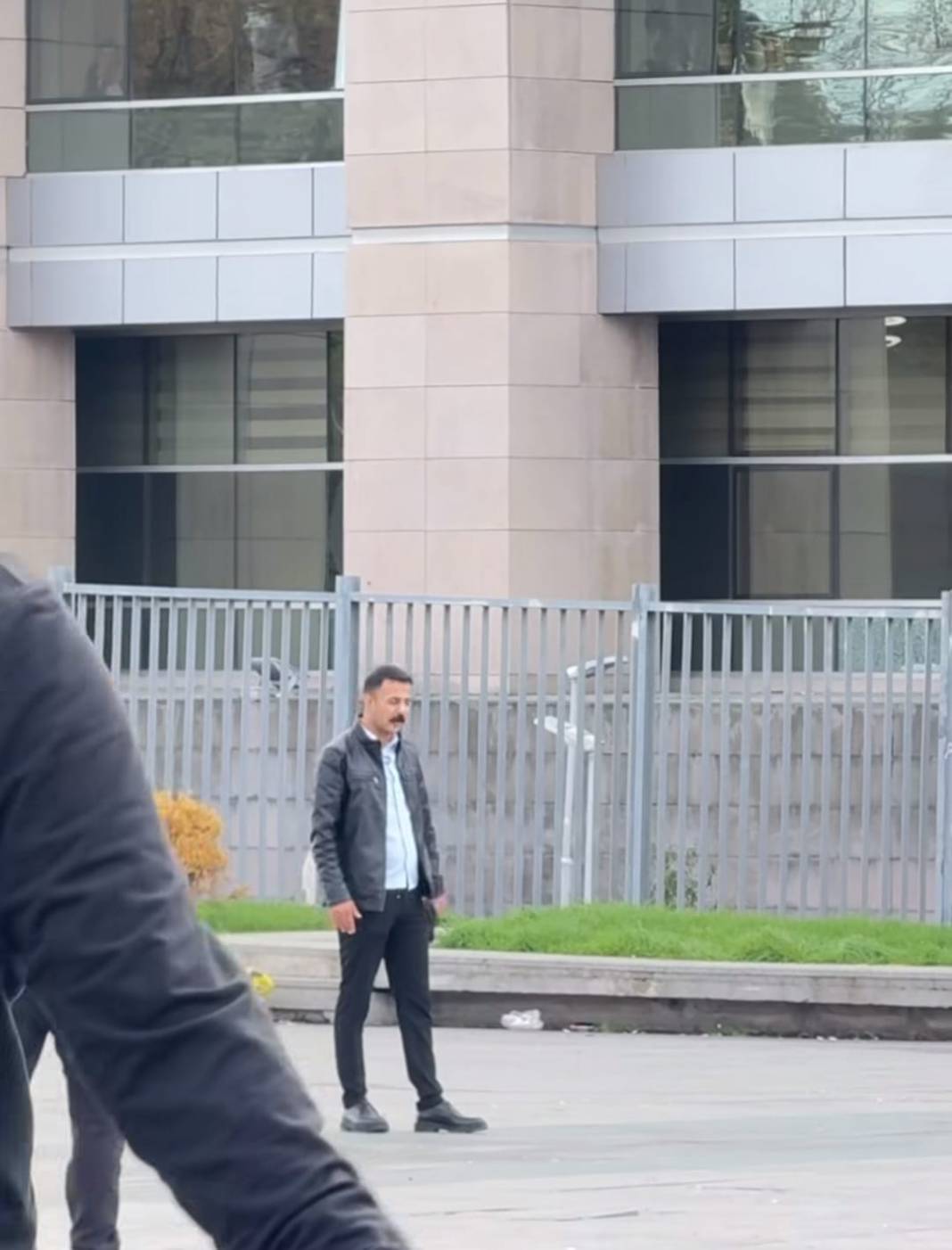 Çağlayan'da hareketli dakikalar: İstanbul Adalet Sarayı önünde başına silah dayadı ve ateş etti! 1