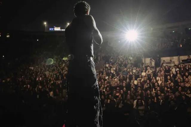 Edis sahnede açıp gösterdi: Hastalığını ilk kez açıkladı 4