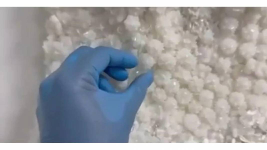 Kayseri’de şeytanı bile şaşırtacak olay: Gelinliğe boncuk boncuk uyuşturucu işlemişler! 4