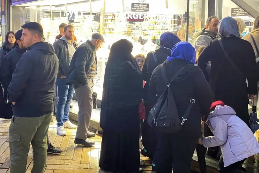 Altın fiyatları çıldırdı: Kapalıçarşı'da kuyumcu önlerinde uzun kuyruklar oluştu! 1