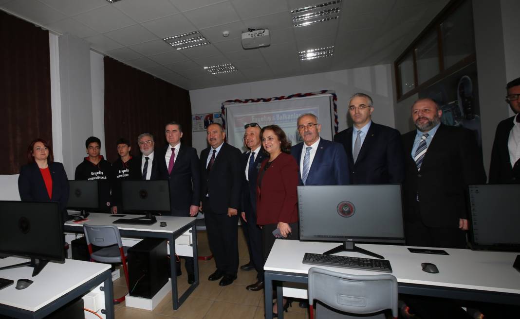 Nasibe Eryetiş Mesleki ve Teknik Anadolu Lisesi'nden Dijital Geleceğe Güvenli Adım: Siber Güvenlik Haftası Coşkusu 9