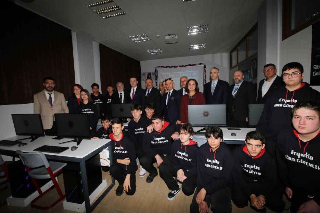 Nasibe Eryetiş Mesleki ve Teknik Anadolu Lisesi'nden Dijital Geleceğe Güvenli Adım: Siber Güvenlik Haftası Coşkusu 8