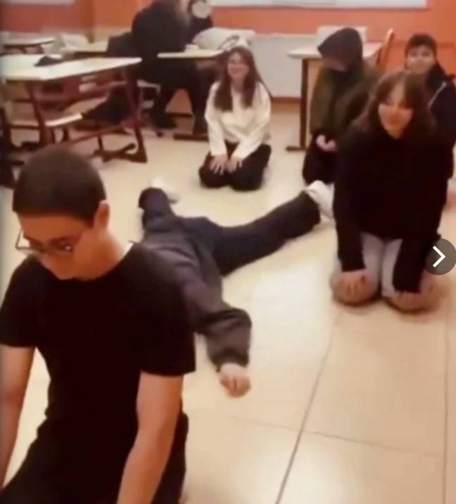 Dini değerleri ayaklar altına aldılar: Akım haline gelen namaz videoları sosyal medyayı ayağa kaldırdı! 5