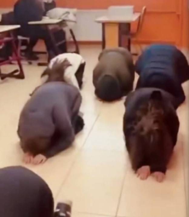 Dini değerleri ayaklar altına aldılar: Akım haline gelen namaz videoları sosyal medyayı ayağa kaldırdı! 4