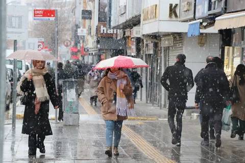 Lapa lapa kar başladı! Meteoroloji'den 38 ilde sarı ve turuncu kodlu uyarı! 2