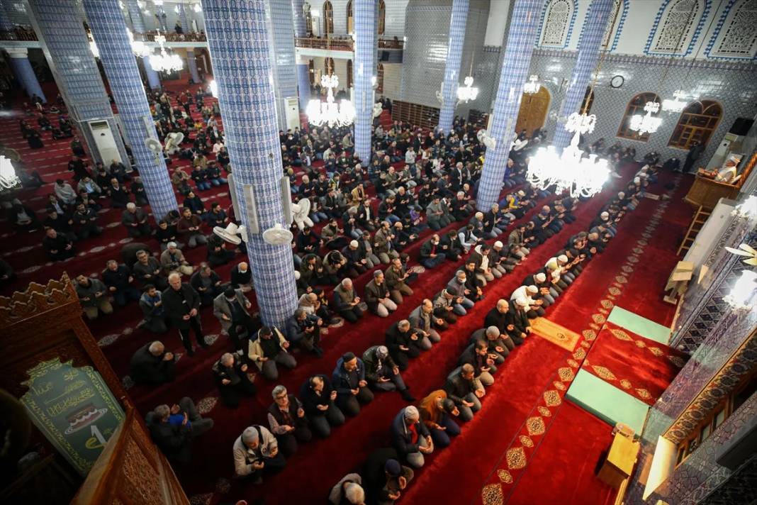 Bu gece eller semâya açılacak: Regaip Kandili nedir, bu özel gecede ne oldu? İşte 2025 yılı Regaip Kandili anlamı ve önemi 10