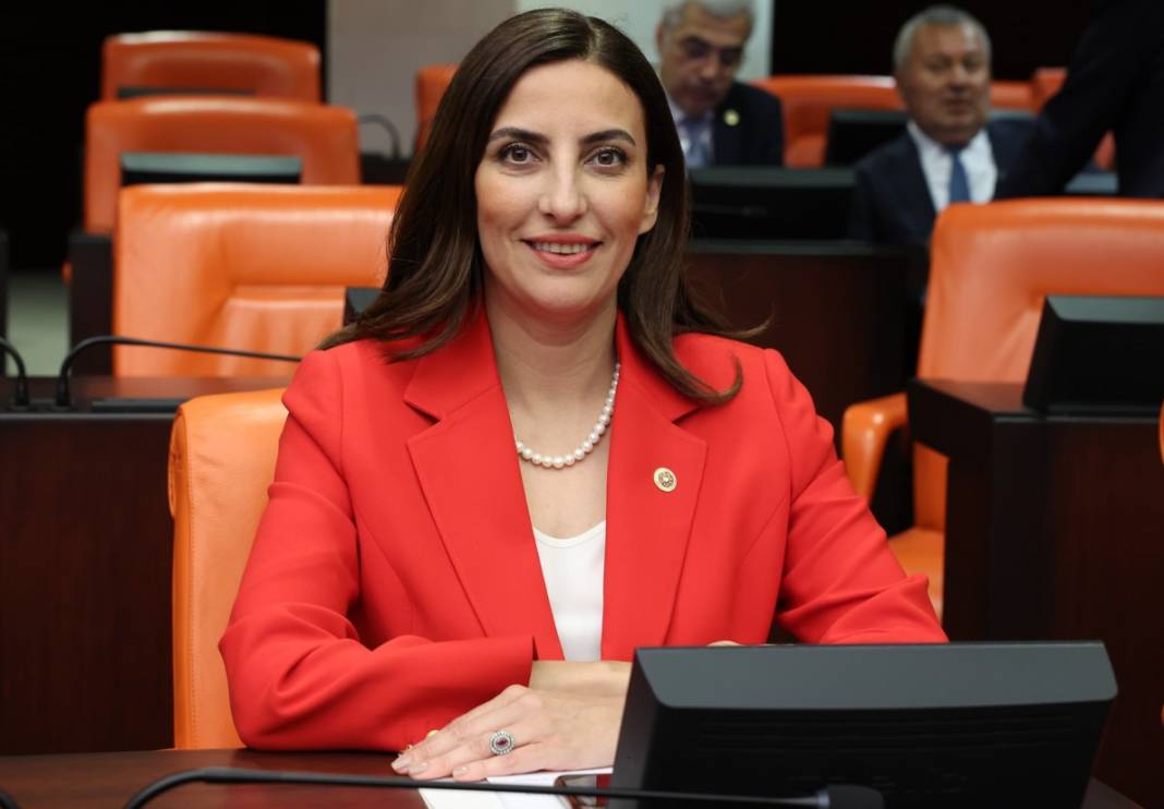 Özgür Özel'in yeni A takımı CHP'yi karıştırdı! Ekrem İmamoğlu'nun belirlediği isimler partiyi daha liberal bir noktaya kaydırdı 5