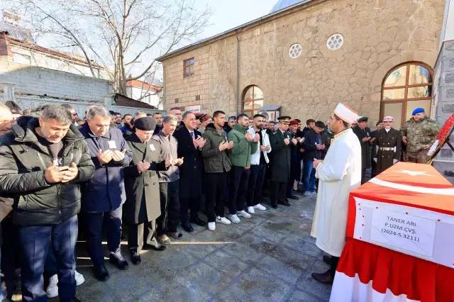 Şehit cenazesinde acılı babanın görüntüsü görenleri kahretti! Vali ve Kaymakam'da ordaydı 2