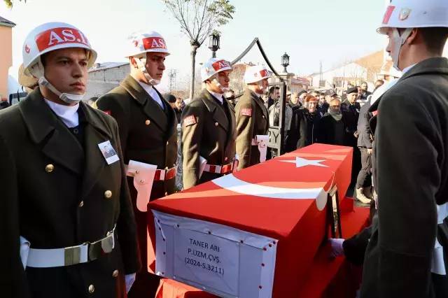 Şehit cenazesinde acılı babanın görüntüsü görenleri kahretti! Vali ve Kaymakam'da ordaydı 1