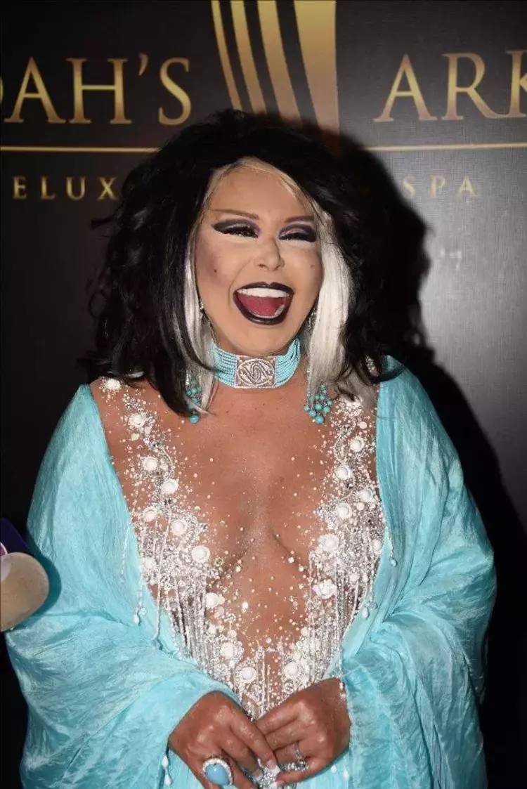 ''Aşk istiyorum para çok'' dedi: Servetini gözler önüne serdi! 3