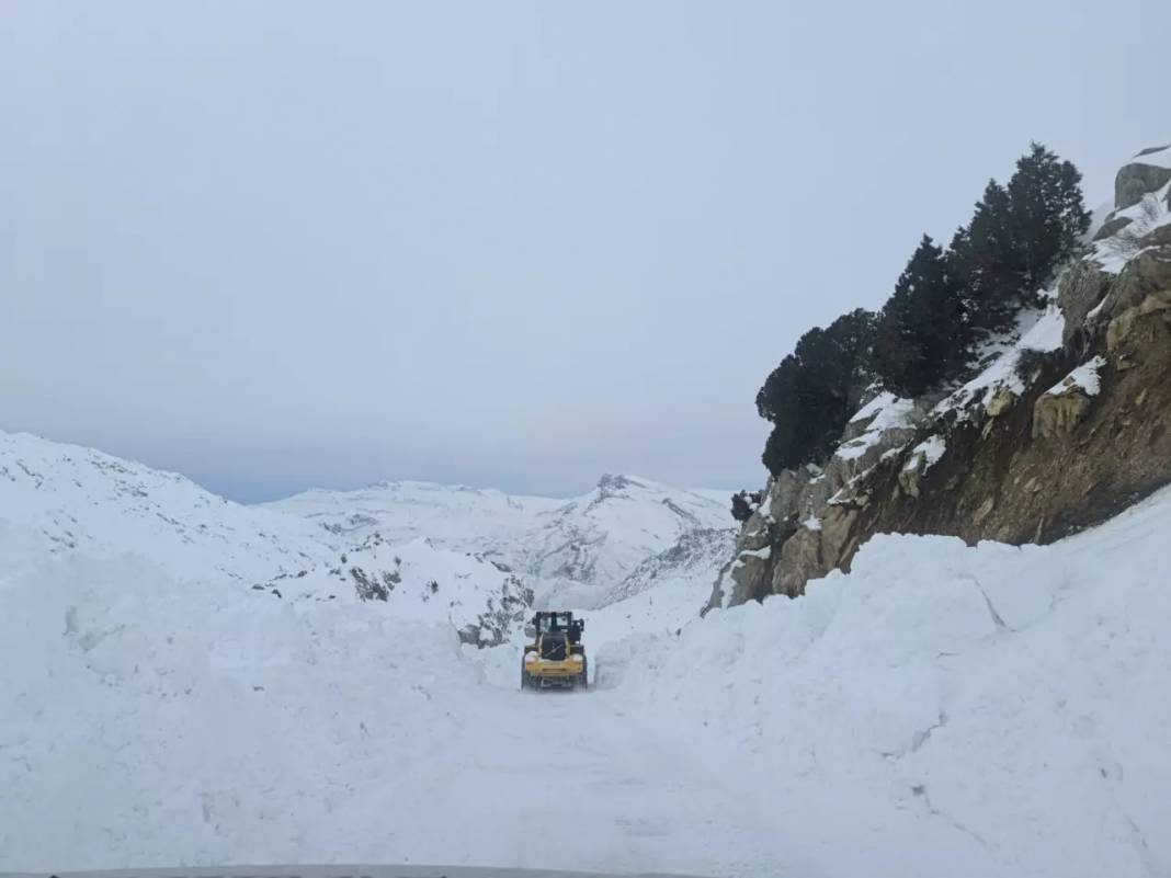 Kar doğuyu esir aldı: Yolcu otobüsleri kontak kapattı, yüzlerce kişi mahsur kaldı! 5
