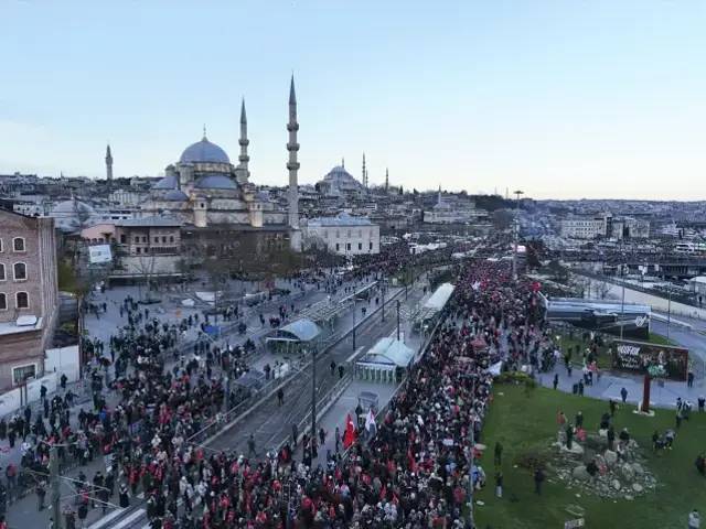 7'den 70'e Türkiye Gazze için ayakta! Yüzbinler Filistin için Galata'da buluştu 3