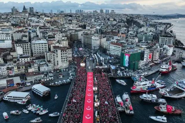 7'den 70'e Türkiye Gazze için ayakta! Yüzbinler Filistin için Galata'da buluştu 5