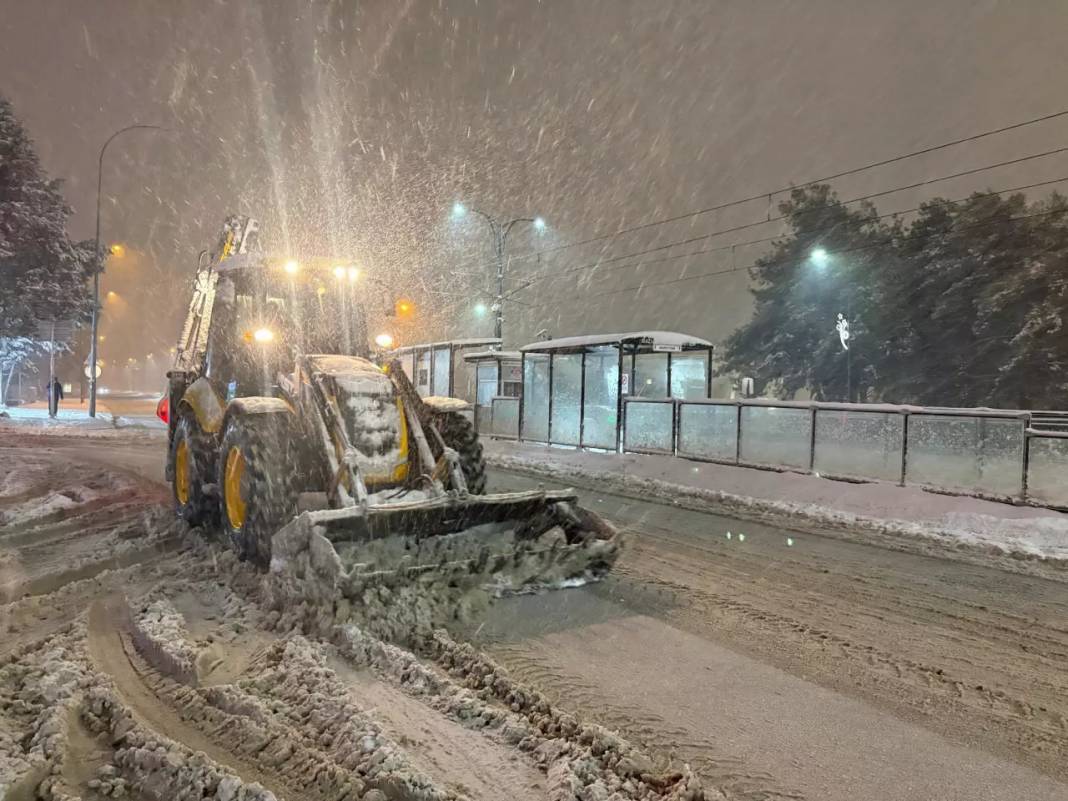 Kar doğuyu esir aldı: Yolcu otobüsleri kontak kapattı, yüzlerce kişi mahsur kaldı! 2