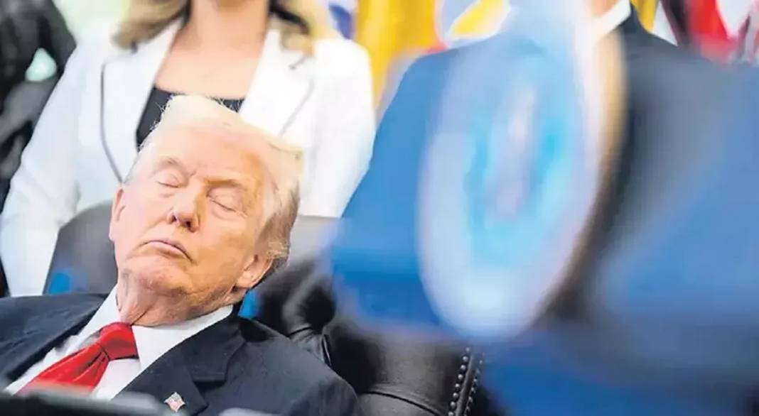 Trump aklını mı kaçırdı? Toplantı sırasında öyle bir şey yaptı ki... 1