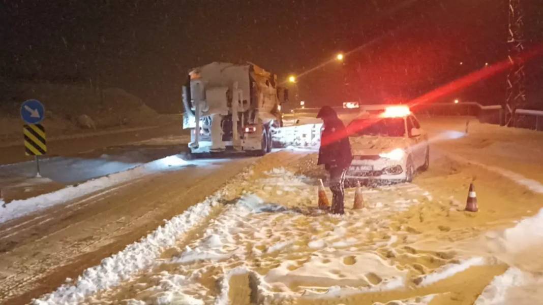 Kar doğuyu esir aldı: Yolcu otobüsleri kontak kapattı, yüzlerce kişi mahsur kaldı! 1