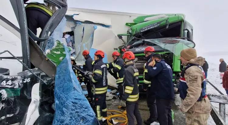 Erzurum kara yolunda can pazarı: Meydana gelen zincirleme kazada 1 ölü, 31 yaralı var! 9