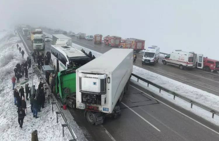 Erzurum kara yolunda can pazarı: Meydana gelen zincirleme kazada 1 ölü, 31 yaralı var! 1