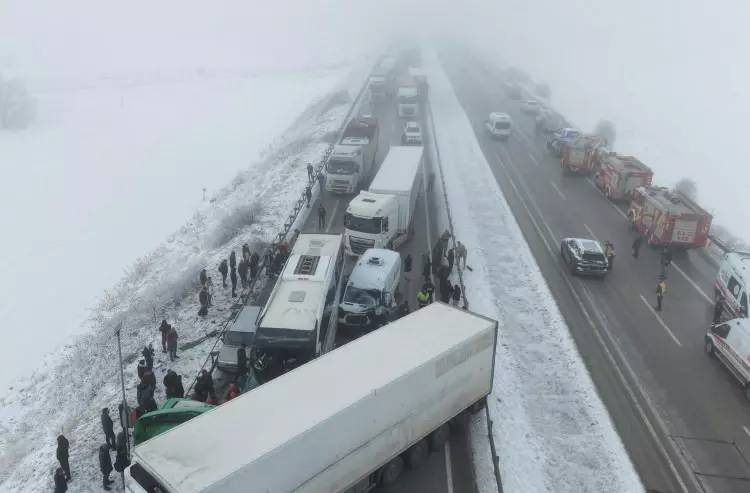Erzurum kara yolunda can pazarı: Meydana gelen zincirleme kazada 1 ölü, 31 yaralı var! 2