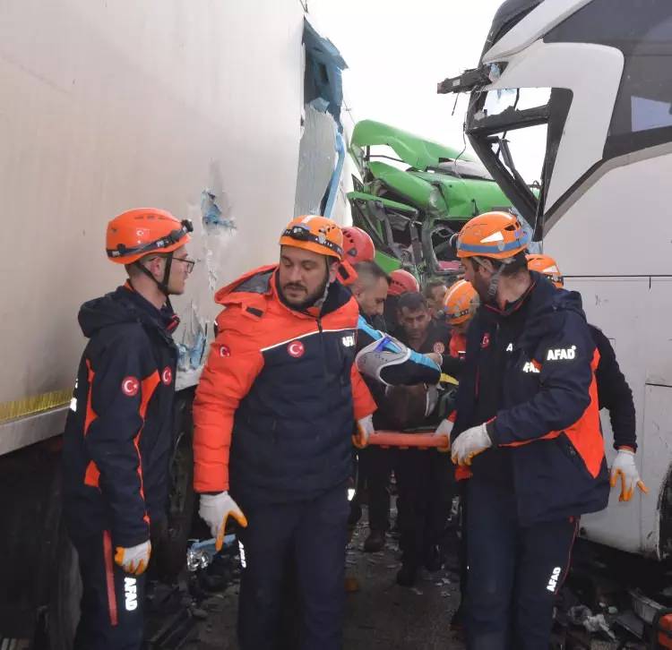 Erzurum kara yolunda can pazarı: Meydana gelen zincirleme kazada 1 ölü, 31 yaralı var! 6