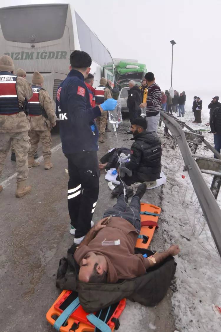 Erzurum kara yolunda can pazarı: Meydana gelen zincirleme kazada 1 ölü, 31 yaralı var! 8