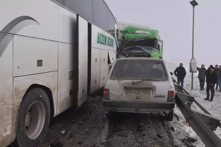 Erzurum kara yolunda can pazarı: Meydana gelen zincirleme kazada 1 ölü, 31 yaralı var! 3