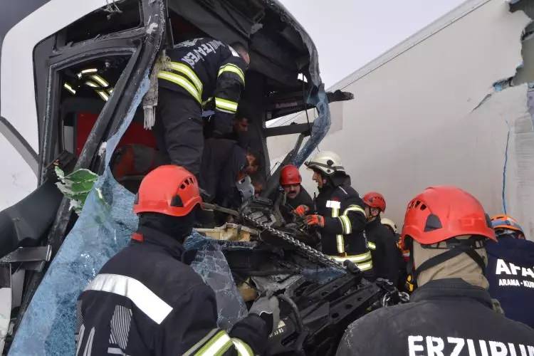 Erzurum kara yolunda can pazarı: Meydana gelen zincirleme kazada 1 ölü, 31 yaralı var! 11