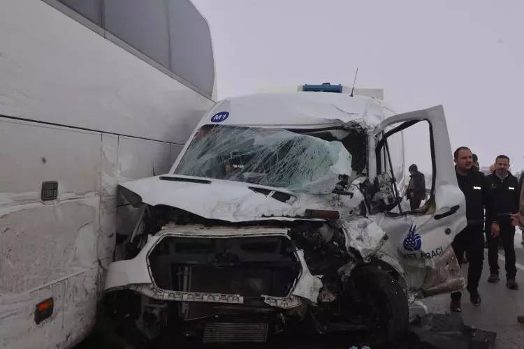 Erzurum kara yolunda can pazarı: Meydana gelen zincirleme kazada 1 ölü, 31 yaralı var! 10