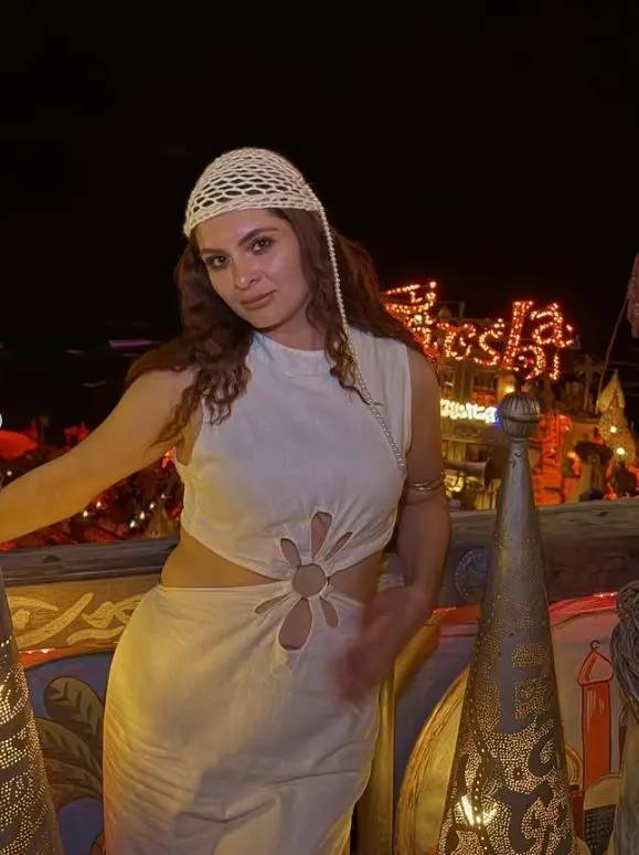 Tesettürden çıkan Hanife yine gündemi salladı: Dekolteli pozuna yorum yağınca isyan etti! 3