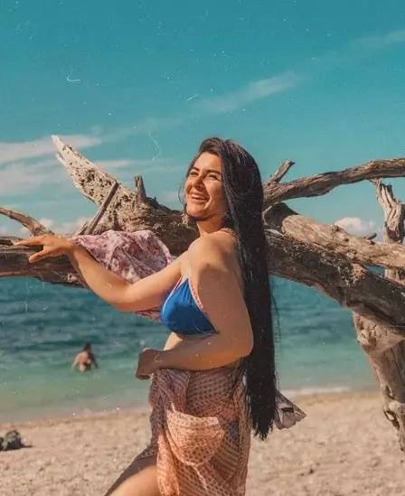 Tesettürden çıkan Hanife yine gündemi salladı: Dekolteli pozuna yorum yağınca isyan etti! 2