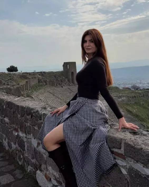 Tesettürden çıkan Hanife yine gündemi salladı: Dekolteli pozuna yorum yağınca isyan etti! 6