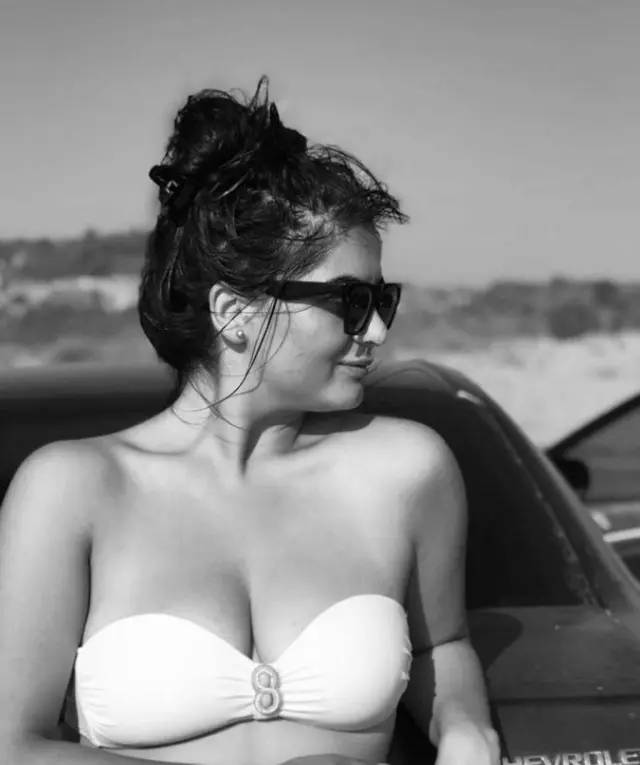 Tesettürden çıkan Hanife yine gündemi salladı: Dekolteli pozuna yorum yağınca isyan etti! 1