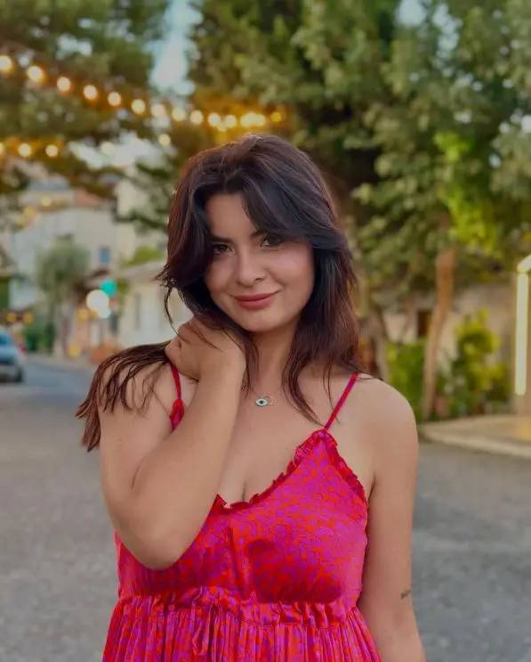 Tesettürden çıkan Hanife yine gündemi salladı: Dekolteli pozuna yorum yağınca isyan etti! 4