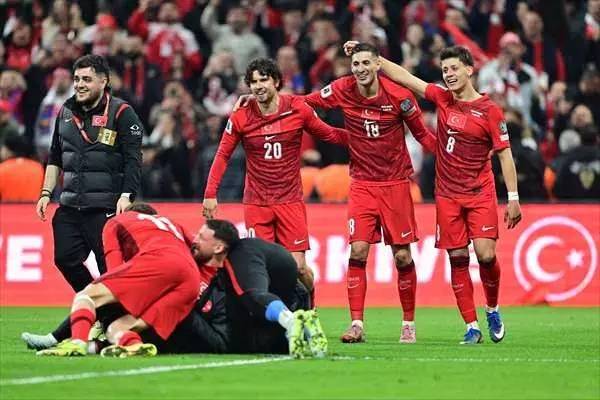 Türkiye galibiyetini kutladı: İşte, Milli maçın en etkileyici kareleri! 8