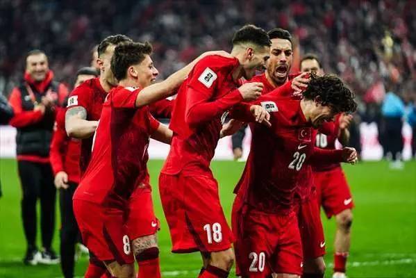 Türkiye galibiyetini kutladı: İşte, Milli maçın en etkileyici kareleri! 3