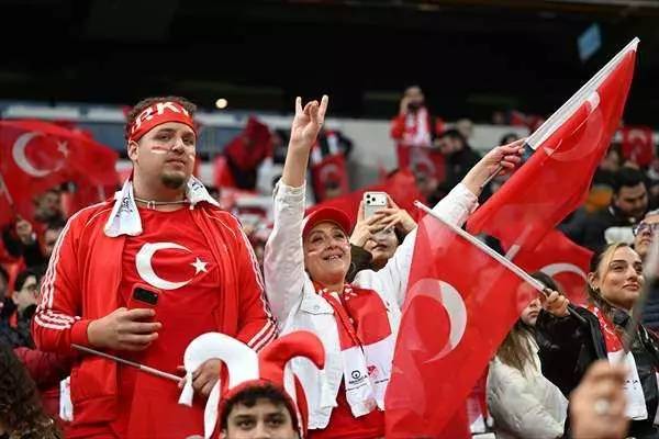 Türkiye galibiyetini kutladı: İşte, Milli maçın en etkileyici kareleri! 22