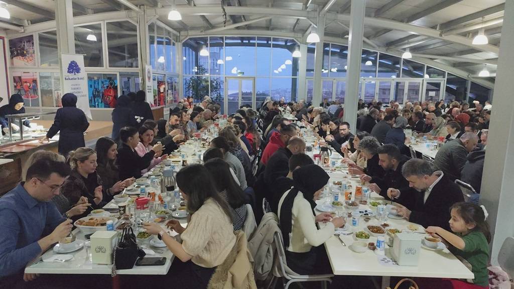 Eryetiş -Balkanlar okulları eğitim camiasını iftar programında buluşturdu 12