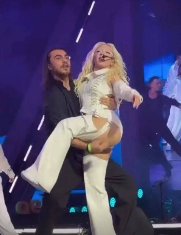 Yonca Evcimik'ten sonra 2. bez vakası Ece Seçkin'den: Ünlülerden ve sosyal medyadan olay yorumlar! 3