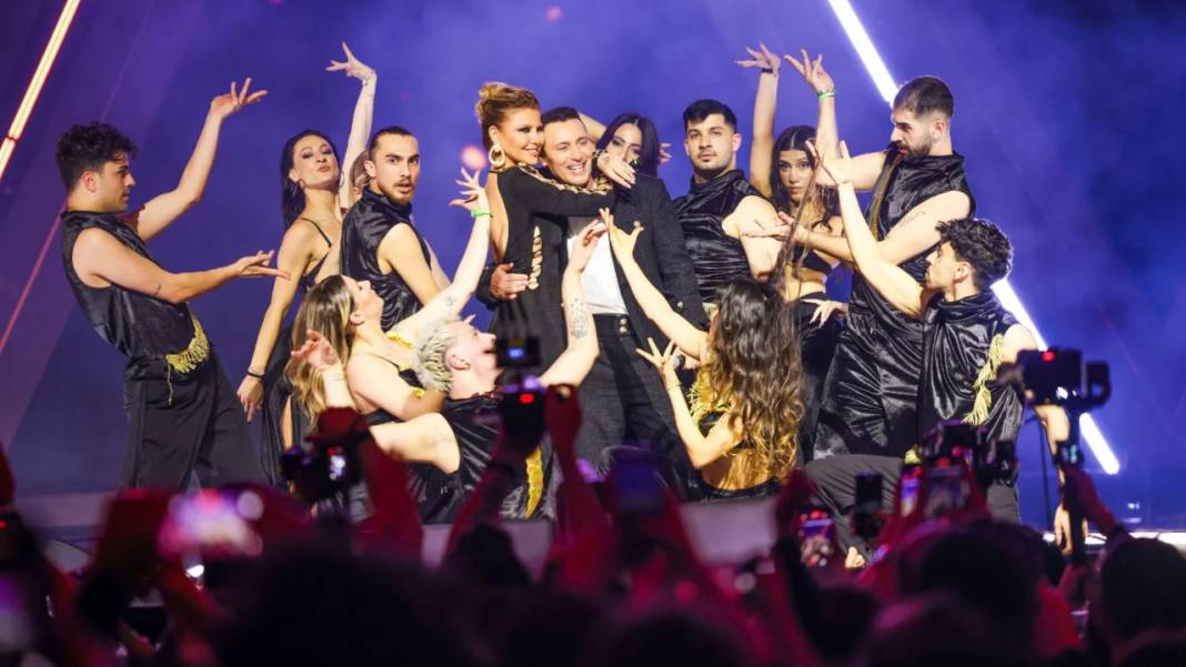 Yonca Evcimik'ten sonra 2. bez vakası Ece Seçkin'den: Ünlülerden ve sosyal medyadan olay yorumlar! 8