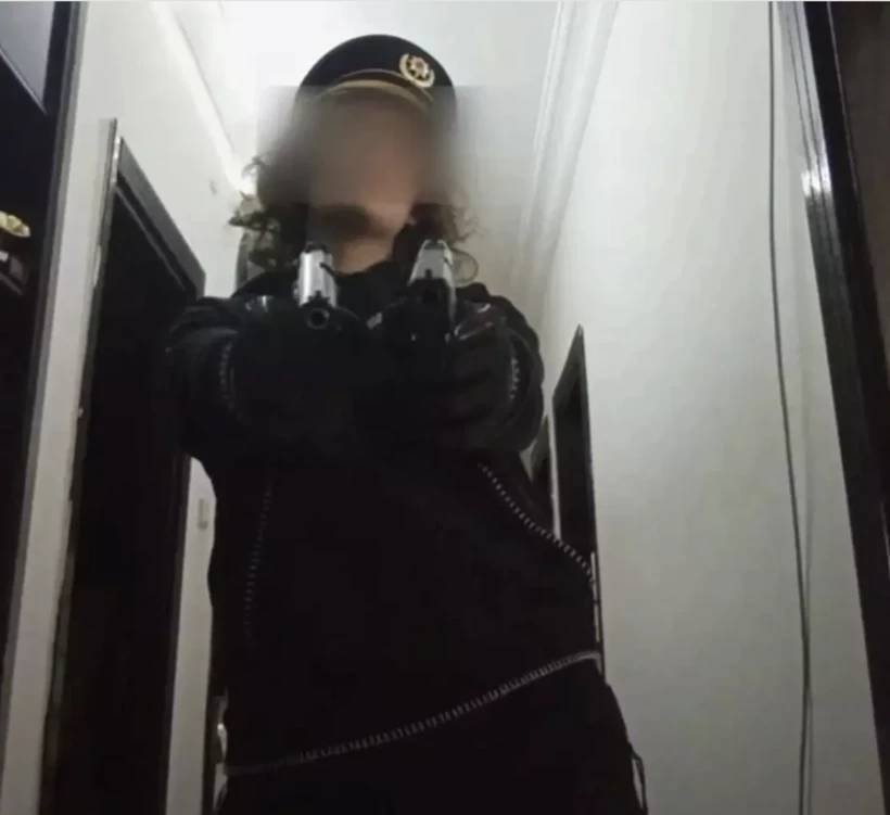 Okul canisinin yeni fotoğrafları akılara durgunluk verdi! Polis kıyafetleri, kadın eteği... 9