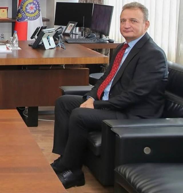 Okul canisinin cinsiyet ifadesi ve yeni fotoğrafları pes dedirtti! Polis kıyafetleri, kadın eteği daha neler... 9