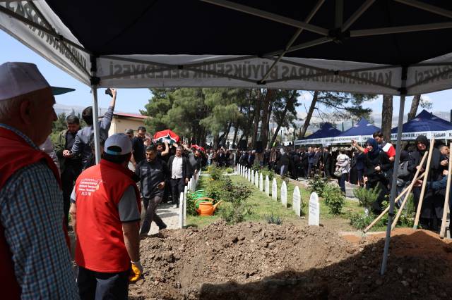 Sözün bittiği yer: Kahramanmaraş okul saldırısında ölen öğrenciler tek tek toprağa verildi 8